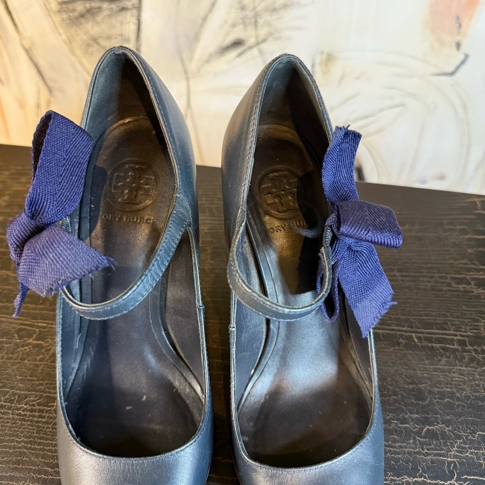 Tory Burch Navy Heels with Bow Accent - Picture 3 of 8